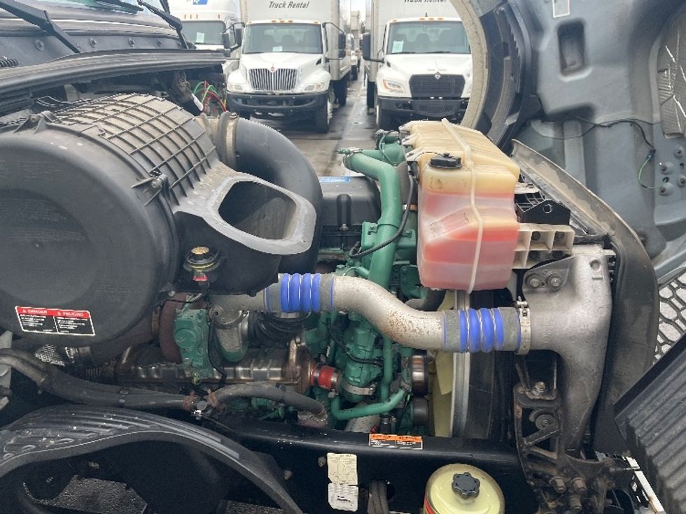 Day Cab Tractor-Heavy Duty Tractors-Volvo-2019-VNL42300-Middlefield-OH-471,108\n\t\tmiles-$ 23,250 - Image 14