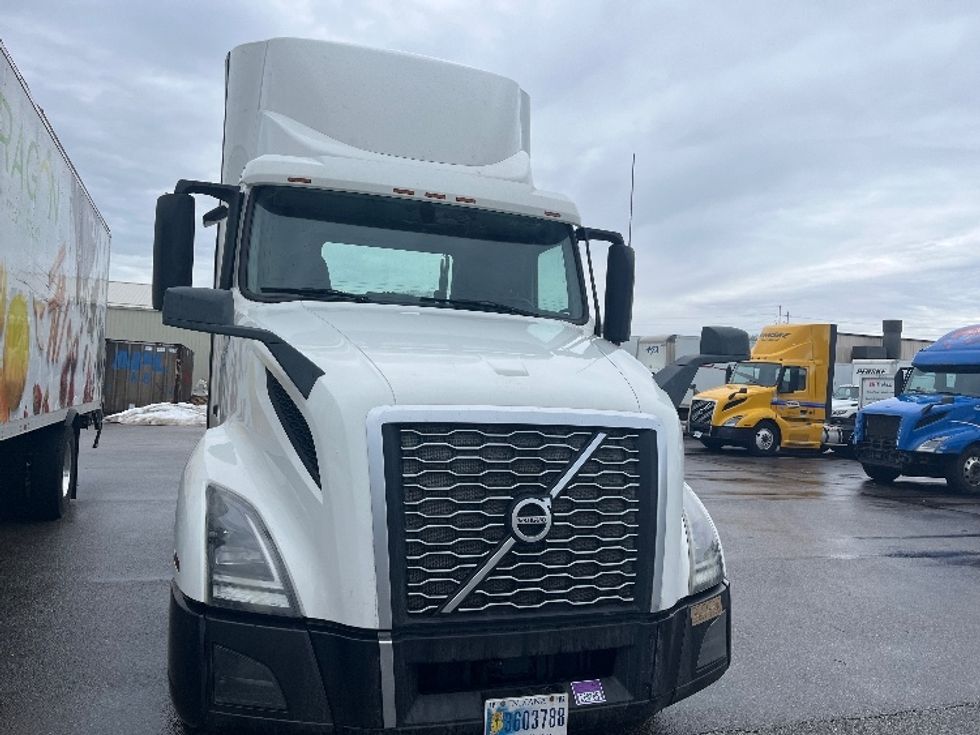 Day Cab Tractor-Heavy Duty Tractors-Volvo-2019-VNL42300-Middlefield-OH-471,108\n\t\tmiles-$ 23,250 - Image 2
