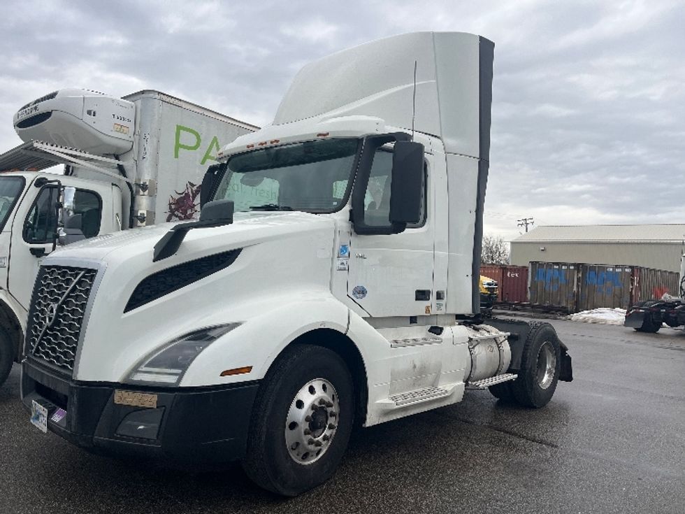 Day Cab Tractor-Heavy Duty Tractors-Volvo-2019-VNL42300-Middlefield-OH-471,108\n\t\tmiles-$ 23,250 - Image 3