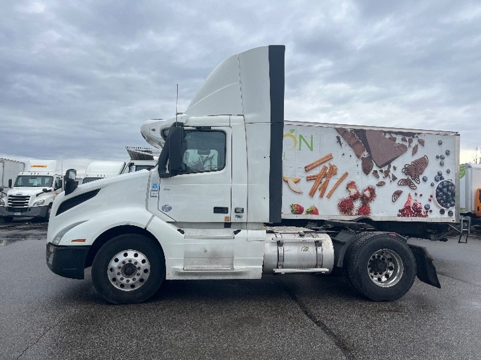 Day Cab Tractor-Heavy Duty Tractors-Volvo-2019-VNL42300-Middlefield-OH-471,108\n\t\tmiles-$ 23,250 - Image 4