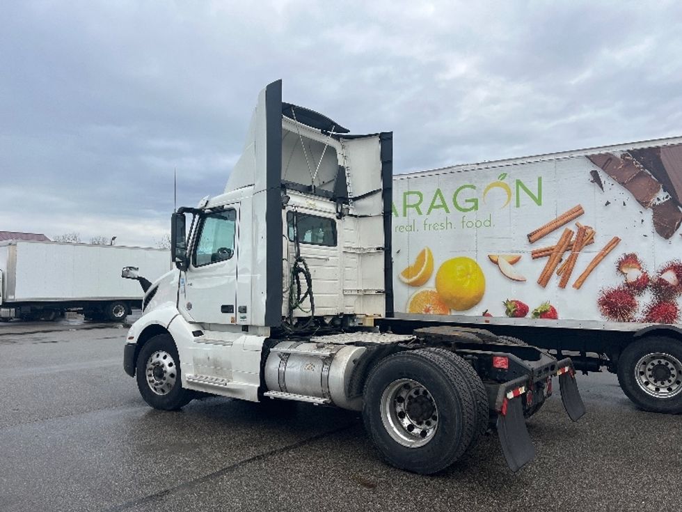 Day Cab Tractor-Heavy Duty Tractors-Volvo-2019-VNL42300-Middlefield-OH-471,108\n\t\tmiles-$ 23,250 - Image 5