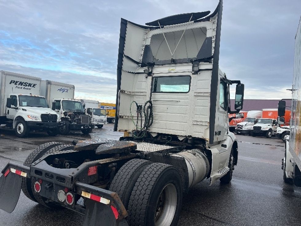Day Cab Tractor-Heavy Duty Tractors-Volvo-2019-VNL42300-Middlefield-OH-471,108\n\t\tmiles-$ 23,250 - Image 7