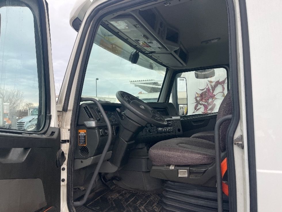 Day Cab Tractor-Heavy Duty Tractors-Volvo-2019-VNL42300-Middlefield-OH-471,108\n\t\tmiles-$ 23,250 - Image 8
