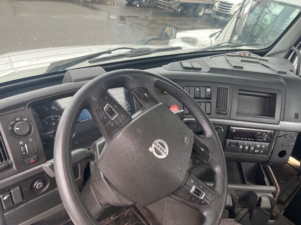 Day Cab Tractor-Heavy Duty Tractors-Volvo-2019-VNL42300-Middlefield-OH-471,108\n\t\tmiles-$ 23,250 - Image 9