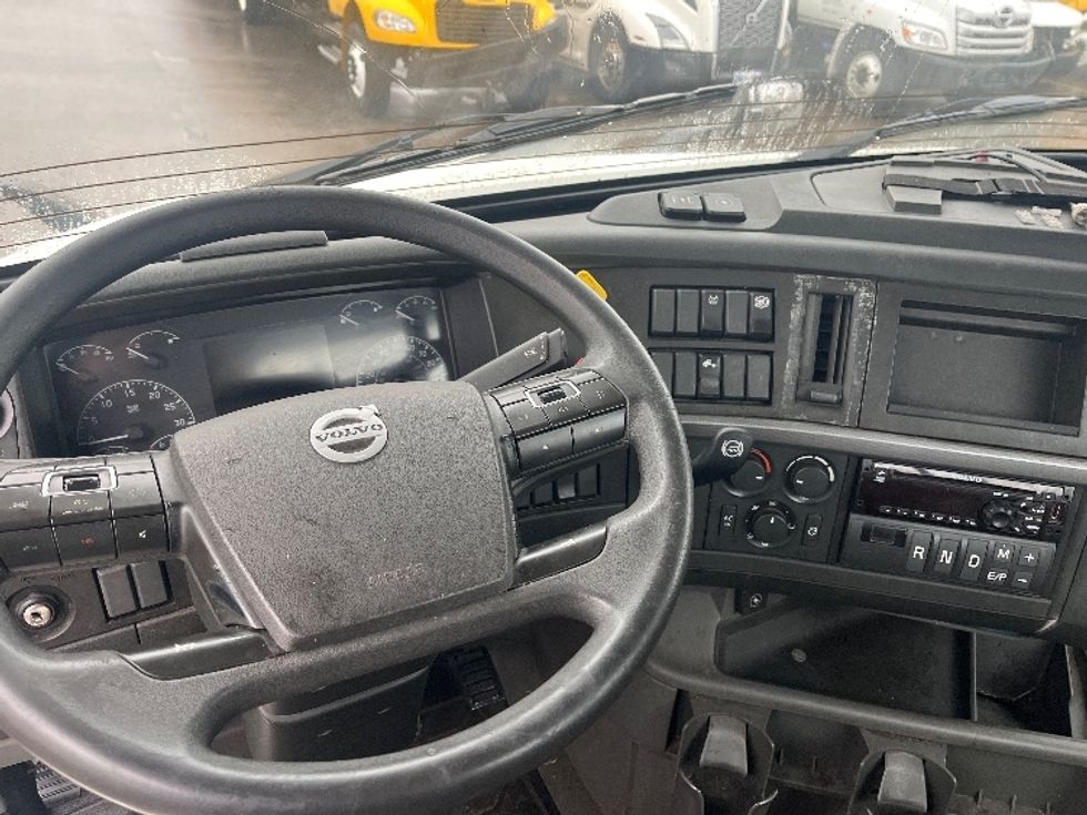 Day Cab Tractor-Heavy Duty Tractors-Volvo-2019-VNL42300-Middlefield-OH-490,196\n\t\tmiles-$ 22,500 - Image 10