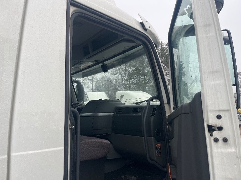 Day Cab Tractor-Heavy Duty Tractors-Volvo-2019-VNL42300-Middlefield-OH-490,196\n\t\tmiles-$ 22,500 - Image 11