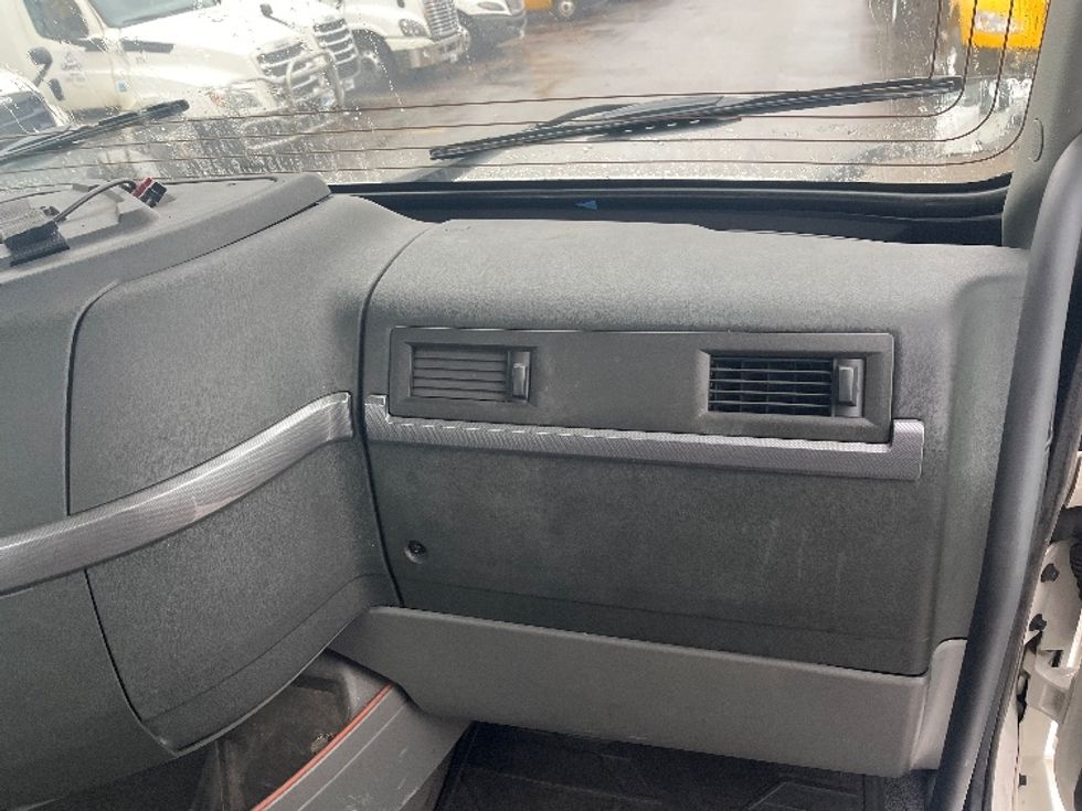 Day Cab Tractor-Heavy Duty Tractors-Volvo-2019-VNL42300-Middlefield-OH-490,196\n\t\tmiles-$ 22,500 - Image 12