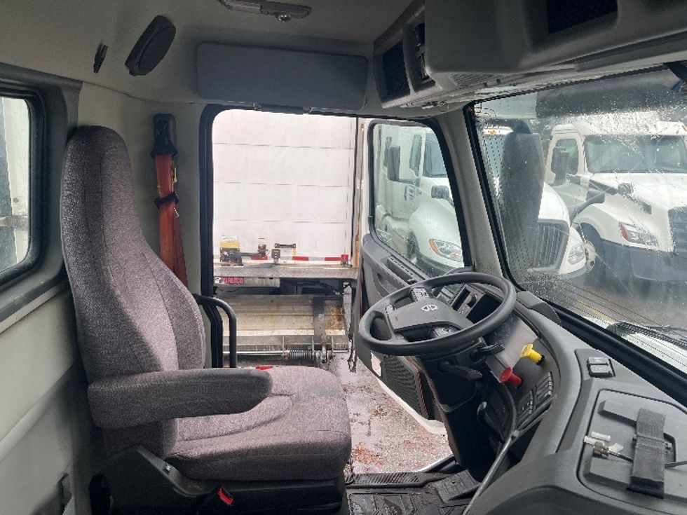 Day Cab Tractor-Heavy Duty Tractors-Volvo-2019-VNL42300-Middlefield-OH-490,196\n\t\tmiles-$ 22,500 - Image 13