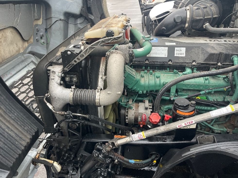 Day Cab Tractor-Heavy Duty Tractors-Volvo-2019-VNL42300-Middlefield-OH-490,196\n\t\tmiles-$ 22,500 - Image 14