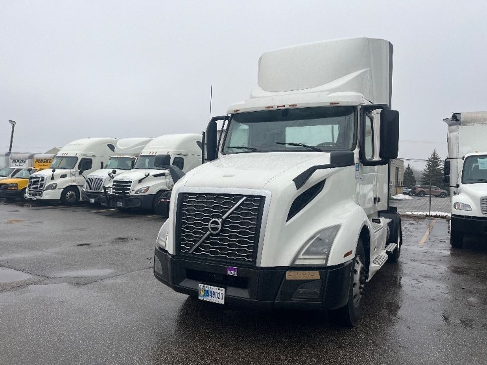 Day Cab Tractor-Heavy Duty Tractors-Volvo-2019-VNL42300-Middlefield-OH-490,196\n\t\tmiles-$ 22,500 - Image 3