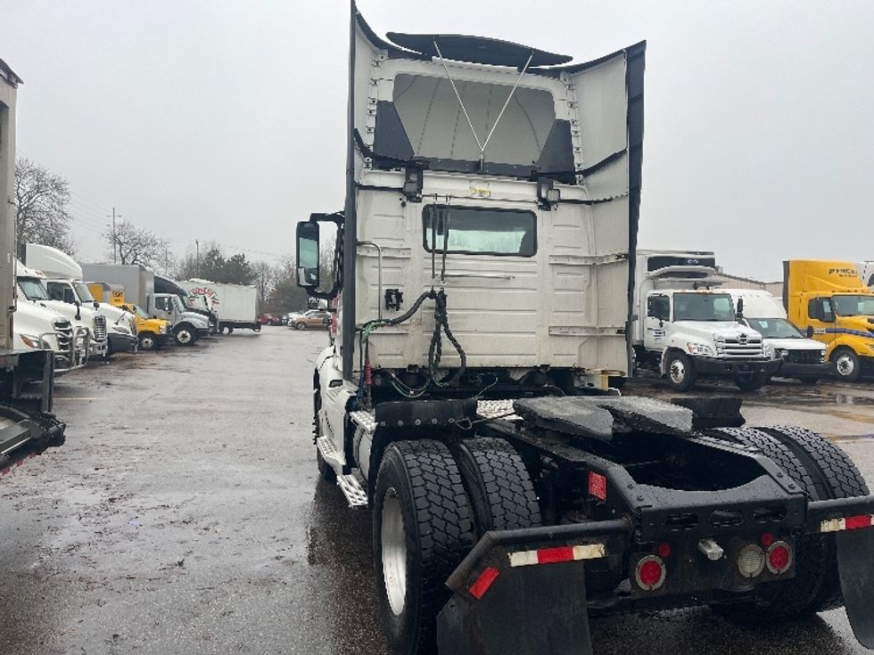 Day Cab Tractor-Heavy Duty Tractors-Volvo-2019-VNL42300-Middlefield-OH-490,196\n\t\tmiles-$ 22,500 - Image 4