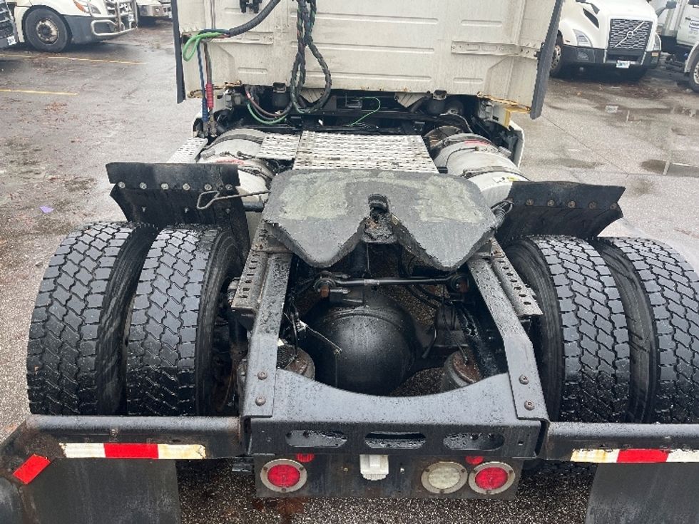 Day Cab Tractor-Heavy Duty Tractors-Volvo-2019-VNL42300-Middlefield-OH-490,196\n\t\tmiles-$ 22,500 - Image 5