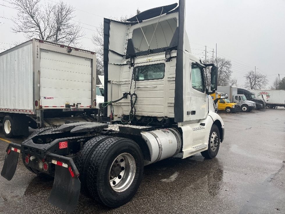 Day Cab Tractor-Heavy Duty Tractors-Volvo-2019-VNL42300-Middlefield-OH-490,196\n\t\tmiles-$ 22,500 - Image 6
