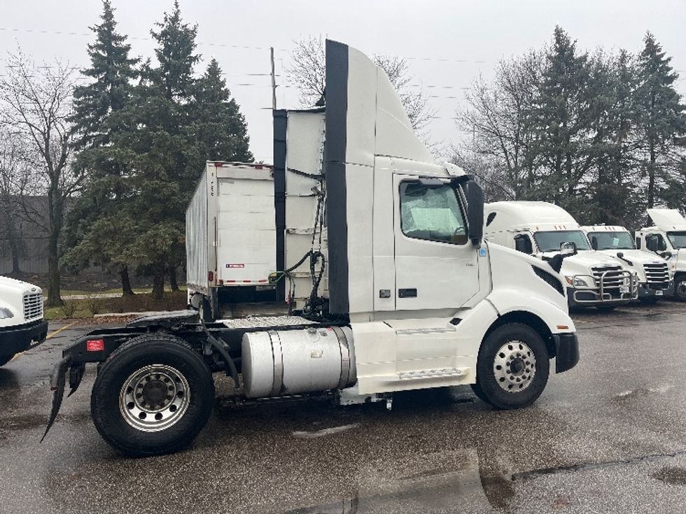 Day Cab Tractor-Heavy Duty Tractors-Volvo-2019-VNL42300-Middlefield-OH-490,196\n\t\tmiles-$ 22,500 - Image 7