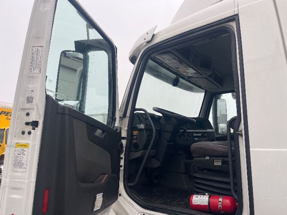 Day Cab Tractor-Heavy Duty Tractors-Volvo-2019-VNL42300-Middlefield-OH-490,196\n\t\tmiles-$ 22,500 - Image 8