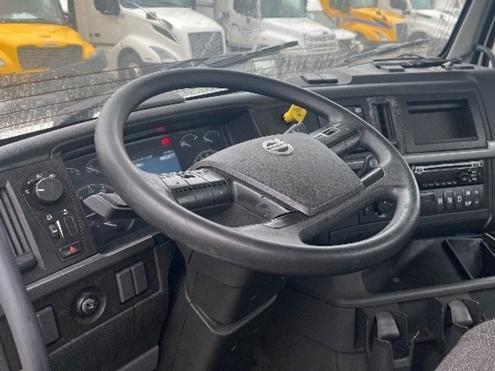 Day Cab Tractor-Heavy Duty Tractors-Volvo-2019-VNL42300-Middlefield-OH-490,196\n\t\tmiles-$ 22,500 - Image 9
