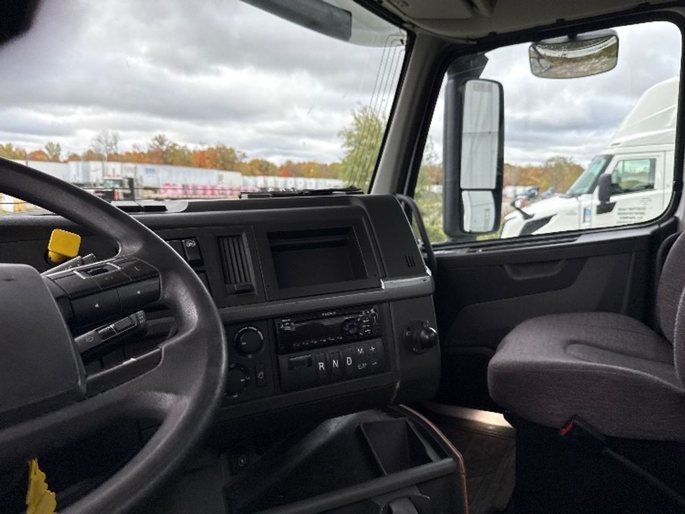 Day Cab Tractor-Heavy Duty Tractors-Volvo-2019-VNL42300-Middlefield-OH-505,727\n\t\tmiles-$ 22,000 - Image 10