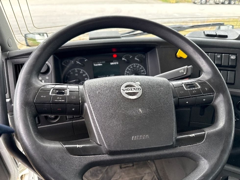 Day Cab Tractor-Heavy Duty Tractors-Volvo-2019-VNL42300-Middlefield-OH-505,727\n\t\tmiles-$ 22,000 - Image 11