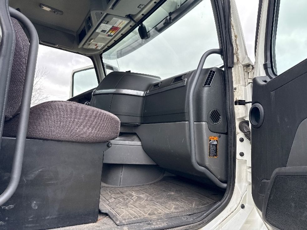 Day Cab Tractor-Heavy Duty Tractors-Volvo-2019-VNL42300-Middlefield-OH-505,727\n\t\tmiles-$ 22,000 - Image 12
