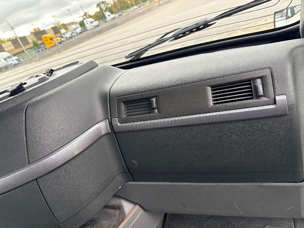 Day Cab Tractor-Heavy Duty Tractors-Volvo-2019-VNL42300-Middlefield-OH-505,727\n\t\tmiles-$ 22,000 - Image 13