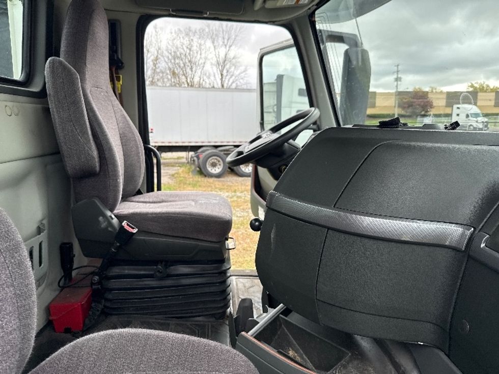 Day Cab Tractor-Heavy Duty Tractors-Volvo-2019-VNL42300-Middlefield-OH-505,727\n\t\tmiles-$ 22,000 - Image 14