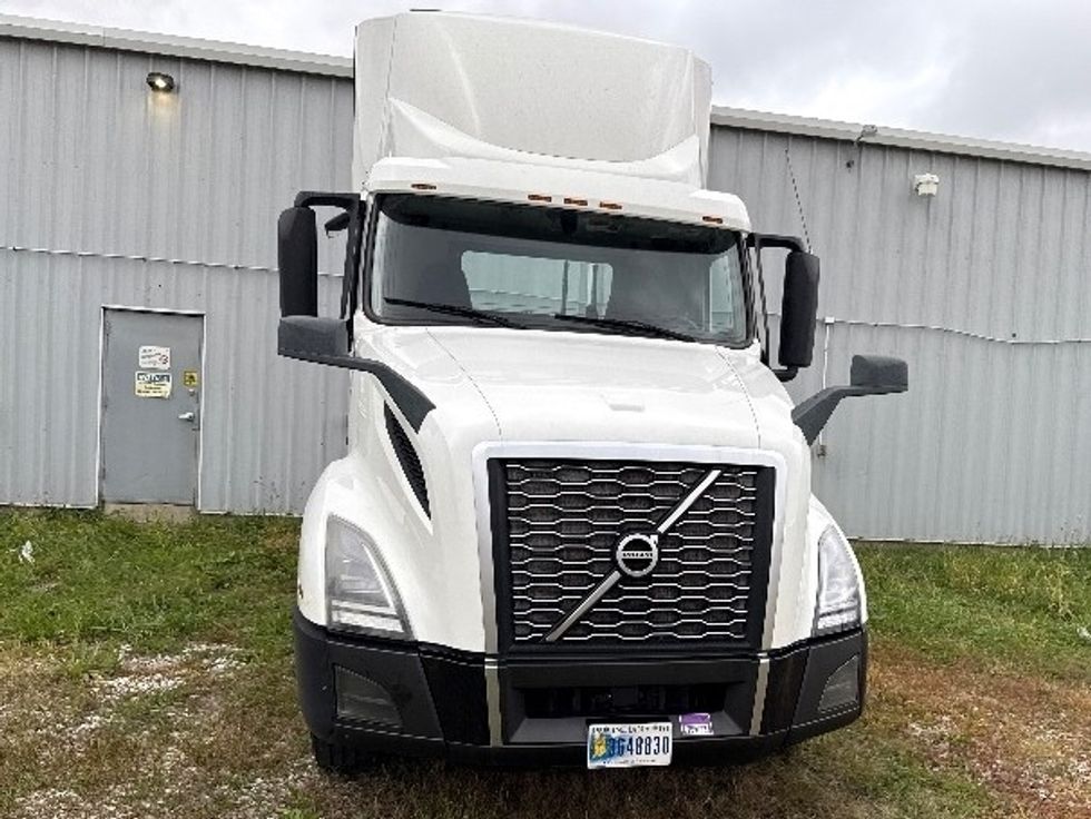 Day Cab Tractor-Heavy Duty Tractors-Volvo-2019-VNL42300-Middlefield-OH-505,727\n\t\tmiles-$ 22,000 - Image 2