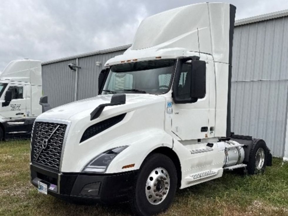 Day Cab Tractor-Heavy Duty Tractors-Volvo-2019-VNL42300-Middlefield-OH-505,727\n\t\tmiles-$ 22,000 - Image 3