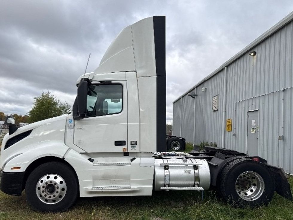 Day Cab Tractor-Heavy Duty Tractors-Volvo-2019-VNL42300-Middlefield-OH-505,727\n\t\tmiles-$ 22,000 - Image 4