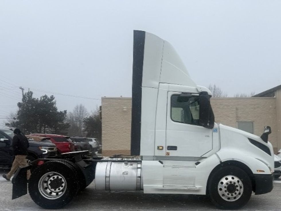 Day Cab Tractor-Heavy Duty Tractors-Volvo-2019-VNL42300-Middlefield-OH-505,727\n\t\tmiles-$ 22,000 - Image 8