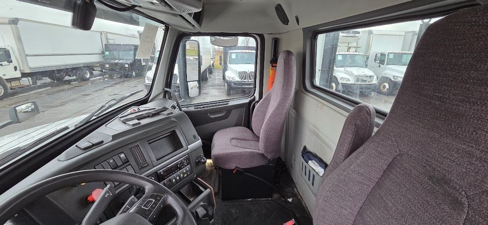 Day Cab Tractor-Heavy Duty Tractors-Volvo-2019-VNL42300-Middlefield-OH-669,697\n\t\tmiles-$ 15,000 - Image 10