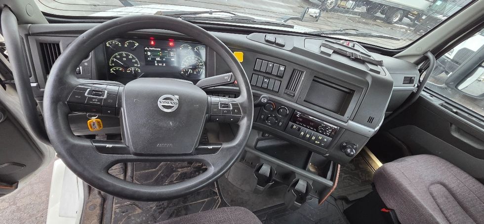 Day Cab Tractor-Heavy Duty Tractors-Volvo-2019-VNL42300-Middlefield-OH-669,697\n\t\tmiles-$ 15,000 - Image 11