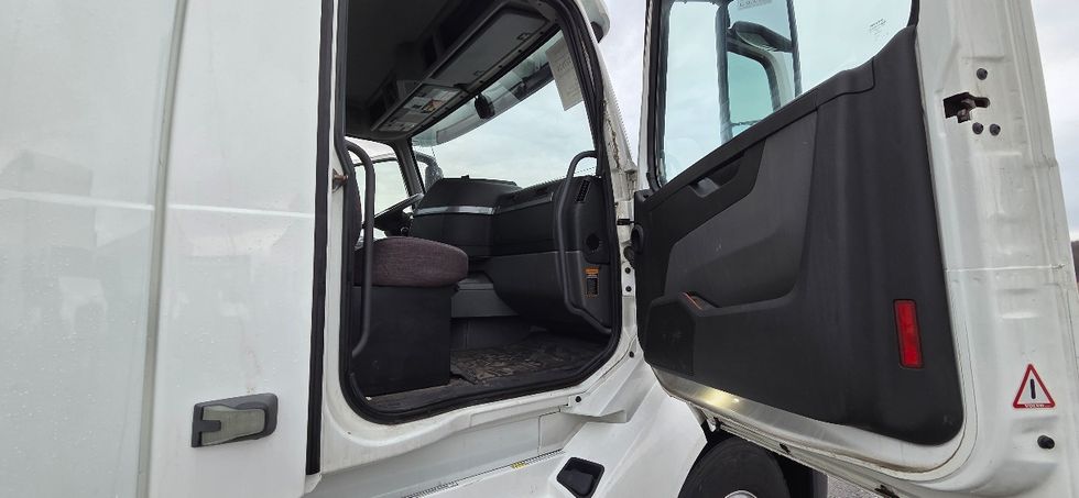 Day Cab Tractor-Heavy Duty Tractors-Volvo-2019-VNL42300-Middlefield-OH-669,697\n\t\tmiles-$ 15,000 - Image 12