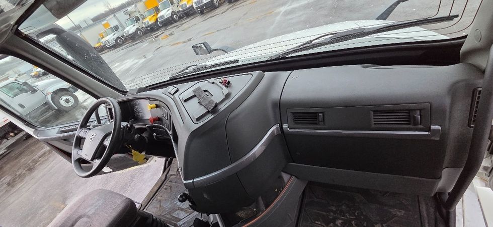 Day Cab Tractor-Heavy Duty Tractors-Volvo-2019-VNL42300-Middlefield-OH-669,697\n\t\tmiles-$ 15,000 - Image 13