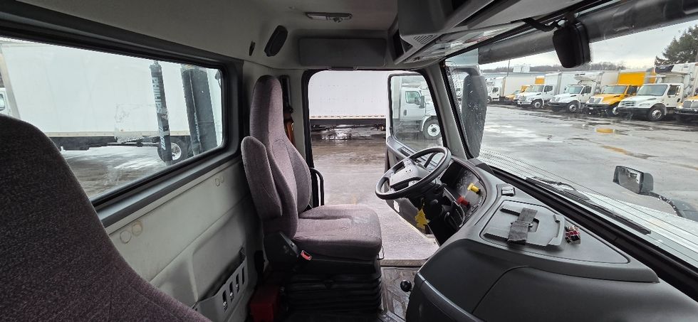 Day Cab Tractor-Heavy Duty Tractors-Volvo-2019-VNL42300-Middlefield-OH-669,697\n\t\tmiles-$ 15,000 - Image 14