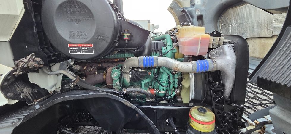 Day Cab Tractor-Heavy Duty Tractors-Volvo-2019-VNL42300-Middlefield-OH-669,697\n\t\tmiles-$ 15,000 - Image 15