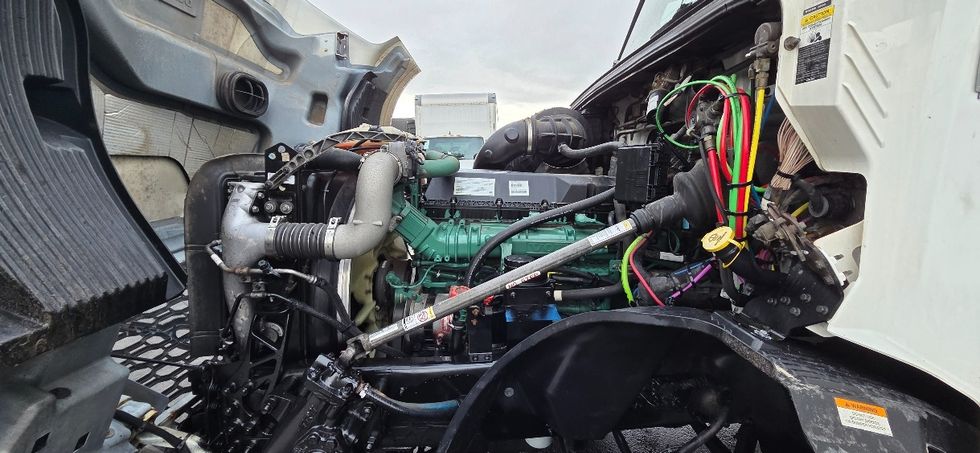 Day Cab Tractor-Heavy Duty Tractors-Volvo-2019-VNL42300-Middlefield-OH-669,697\n\t\tmiles-$ 15,000 - Image 16