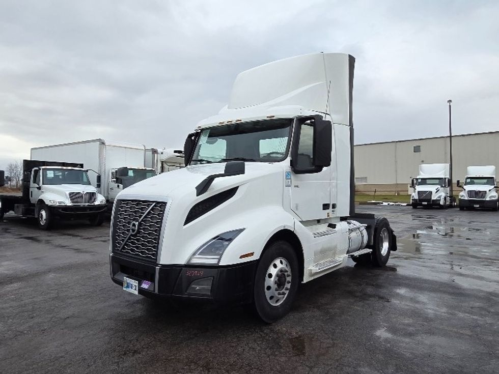 Day Cab Tractor-Heavy Duty Tractors-Volvo-2019-VNL42300-Middlefield-OH-669,697\n\t\tmiles-$ 15,000 - Image 3