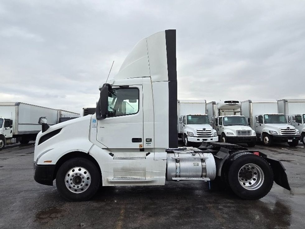 Day Cab Tractor-Heavy Duty Tractors-Volvo-2019-VNL42300-Middlefield-OH-669,697\n\t\tmiles-$ 15,000 - Image 4