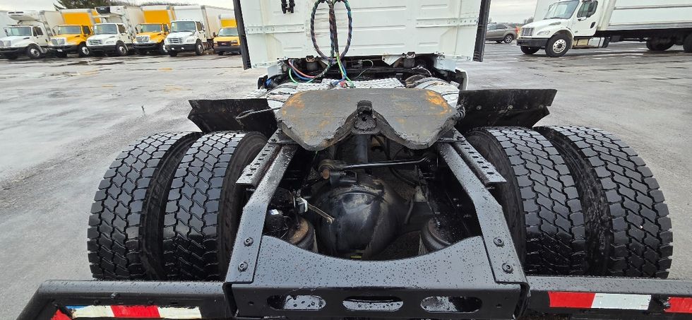 Day Cab Tractor-Heavy Duty Tractors-Volvo-2019-VNL42300-Middlefield-OH-669,697\n\t\tmiles-$ 15,000 - Image 6