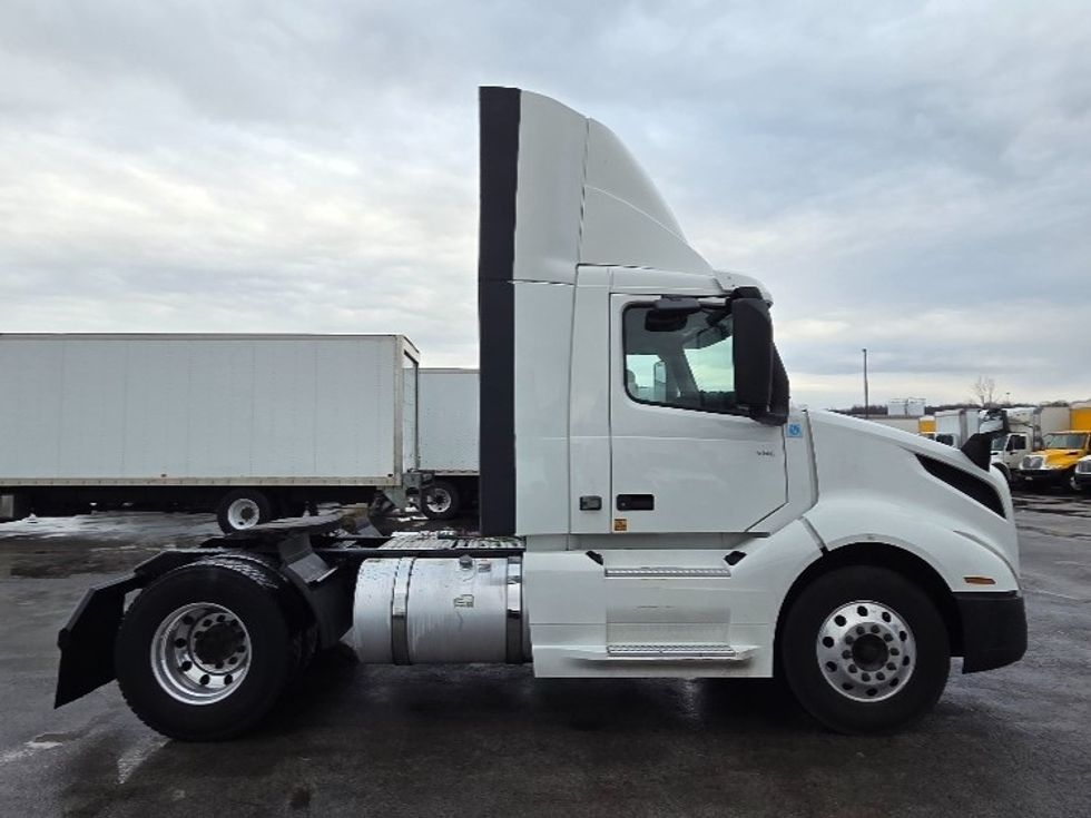 Day Cab Tractor-Heavy Duty Tractors-Volvo-2019-VNL42300-Middlefield-OH-669,697\n\t\tmiles-$ 15,000 - Image 8
