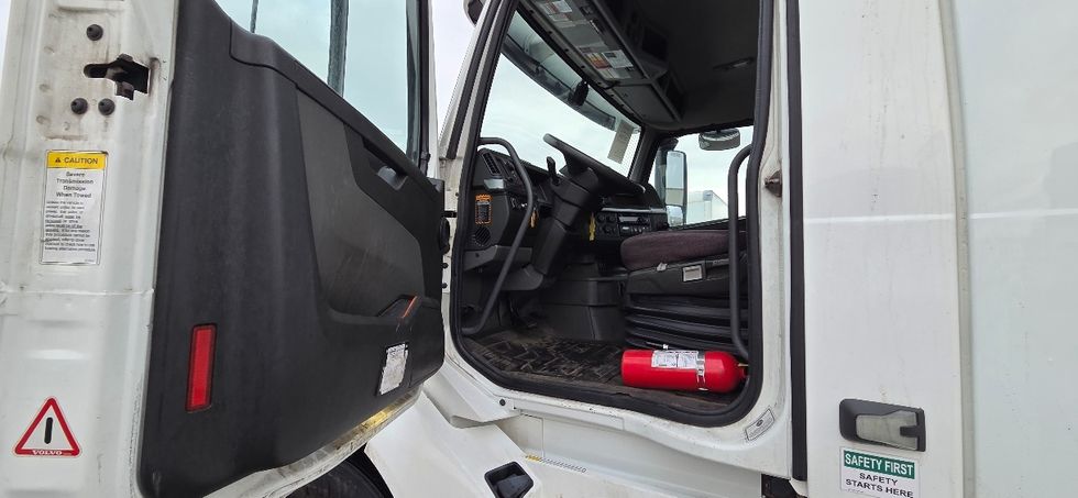 Day Cab Tractor-Heavy Duty Tractors-Volvo-2019-VNL42300-Middlefield-OH-669,697\n\t\tmiles-$ 15,000 - Image 9