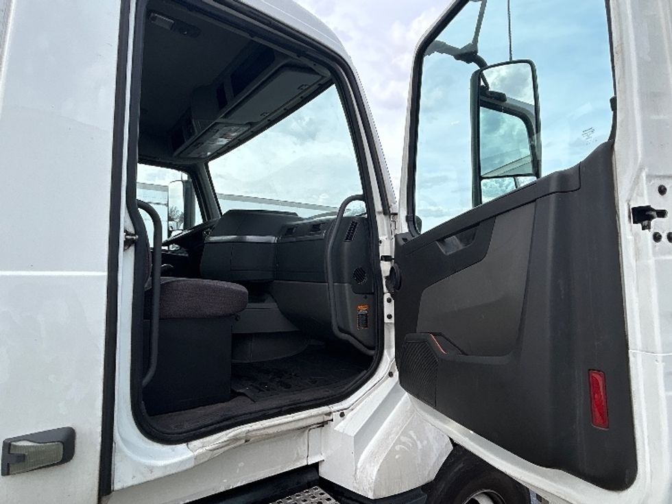 Day Cab Tractor-Heavy Duty Tractors-Volvo-2019-VNL42300-Milwaukee-WI-178,044\n\t\tmiles-$ 33,750 - Image 12
