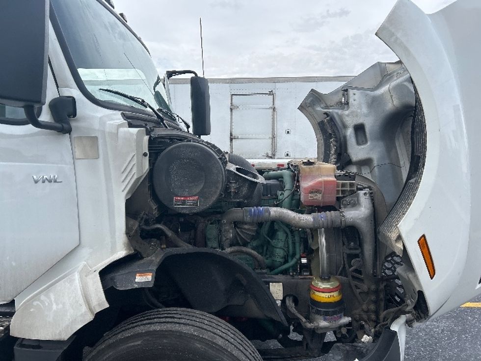 Day Cab Tractor-Heavy Duty Tractors-Volvo-2019-VNL42300-Milwaukee-WI-178,044\n\t\tmiles-$ 33,750 - Image 16