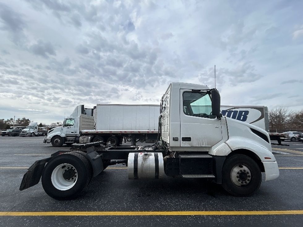 Day Cab Tractor-Heavy Duty Tractors-Volvo-2019-VNL42300-Milwaukee-WI-178,044\n\t\tmiles-$ 33,750 - Image 8