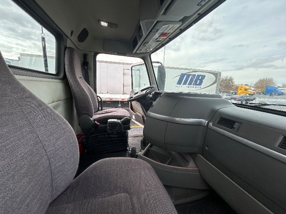 Day Cab Tractor-Heavy Duty Tractors-Volvo-2019-VNL42300-Milwaukee-WI-178,044\n\t\tmiles-$ 33,750 - Image 9