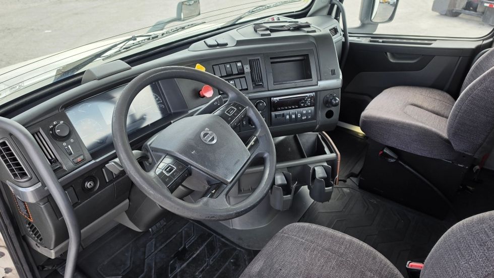 Day Cab Tractor-Heavy Duty Tractors-Volvo-2019-VNL42300-Ocala-FL-357,601\n\t\tmiles-$ 31,250 - Image 10