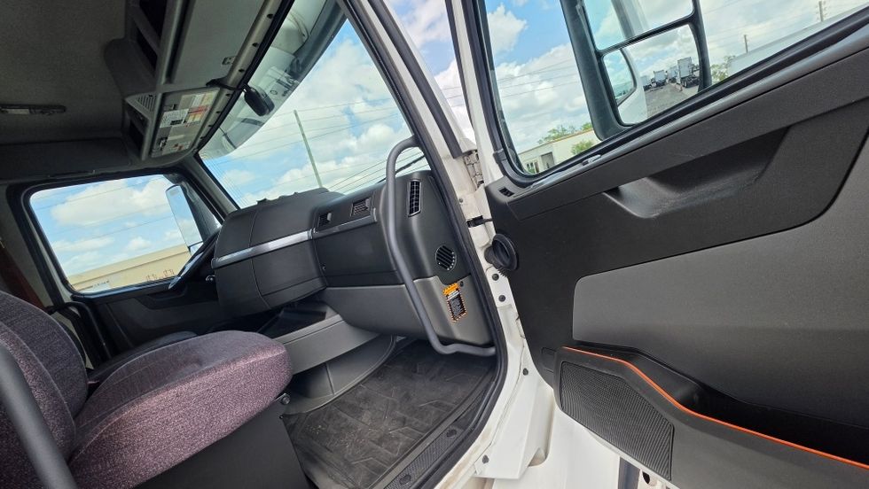 Day Cab Tractor-Heavy Duty Tractors-Volvo-2019-VNL42300-Ocala-FL-357,601\n\t\tmiles-$ 31,250 - Image 12