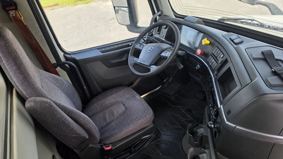 Day Cab Tractor-Heavy Duty Tractors-Volvo-2019-VNL42300-Ocala-FL-357,601\n\t\tmiles-$ 31,250 - Image 14