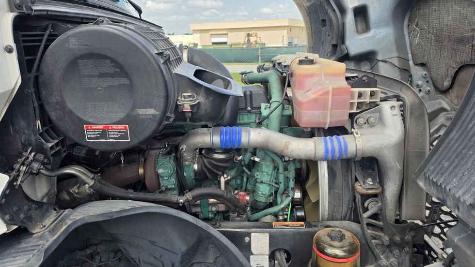 Day Cab Tractor-Heavy Duty Tractors-Volvo-2019-VNL42300-Ocala-FL-357,601\n\t\tmiles-$ 31,250 - Image 15