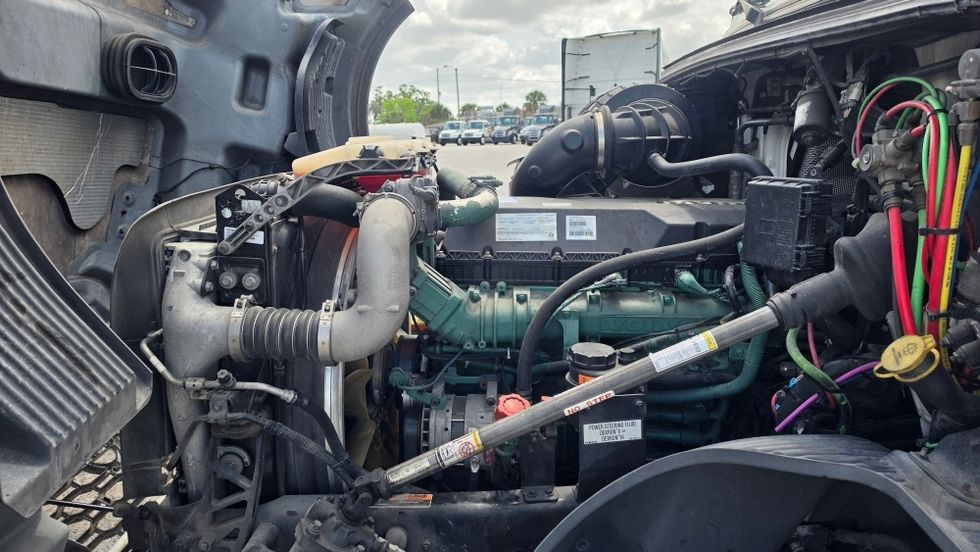 Day Cab Tractor-Heavy Duty Tractors-Volvo-2019-VNL42300-Ocala-FL-357,601\n\t\tmiles-$ 31,250 - Image 16